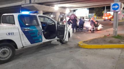 El auto terminó volcado debajo de Puente La Noria.