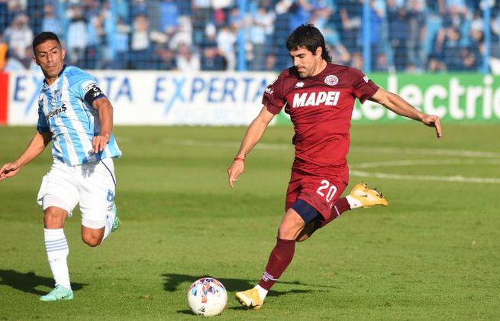 Malcorra lleva la pelota perseguido por Acosta.