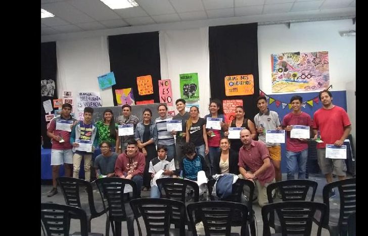 se entregaron los diplomas a los egresados de electricidad en centenario.