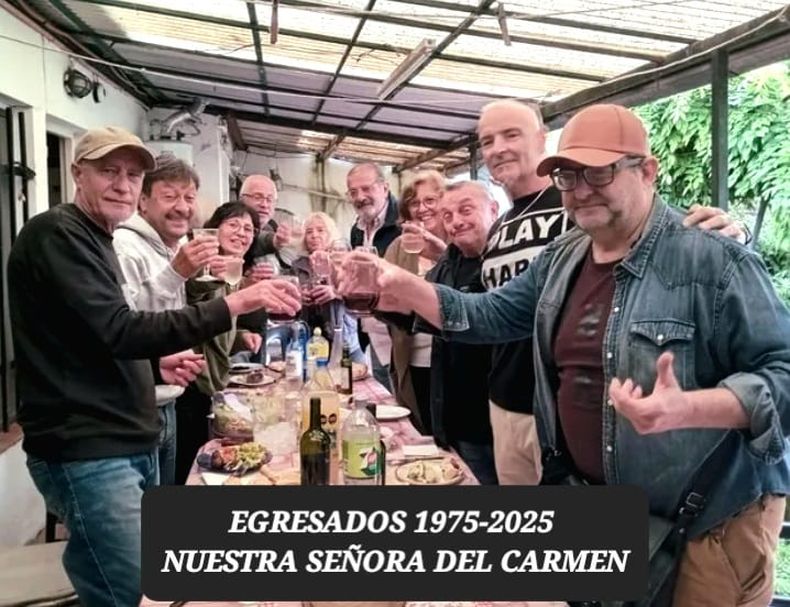 Junto a los egresados del Colegio Nuestra Se&ntilde;ora del Carmen.
