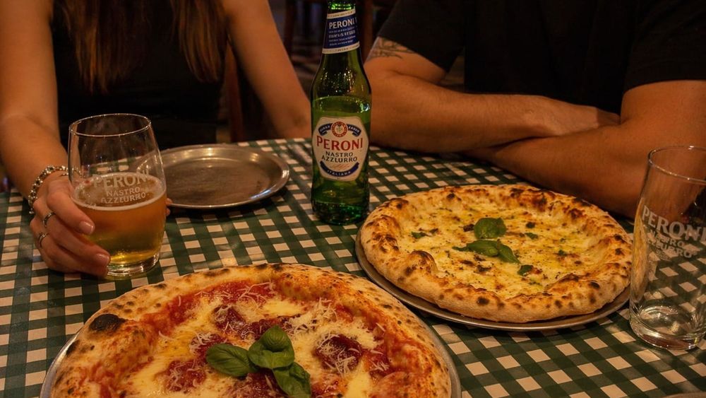 La pizzería de Banfield destaca por sus pizzas de estilo napolitana. La pizzería de Banfield destaca por sus pizzas de estilo napolitana.