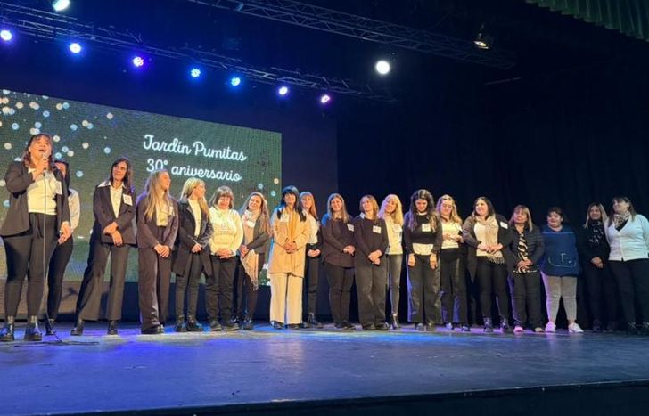 Con muchos invitados que tuvieron que ver con las tres décadas de la institución educativa.