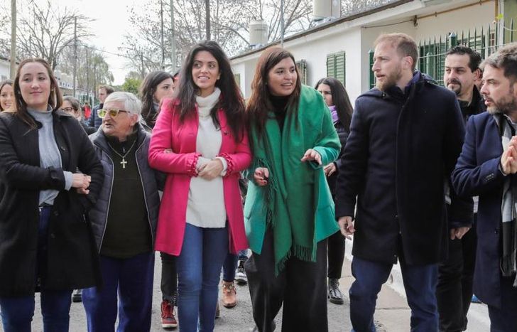 Funcionarios recorrieron el barrio junto a los vecinos.