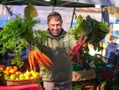 Productores autogestivos organizan la feria en Banfield.