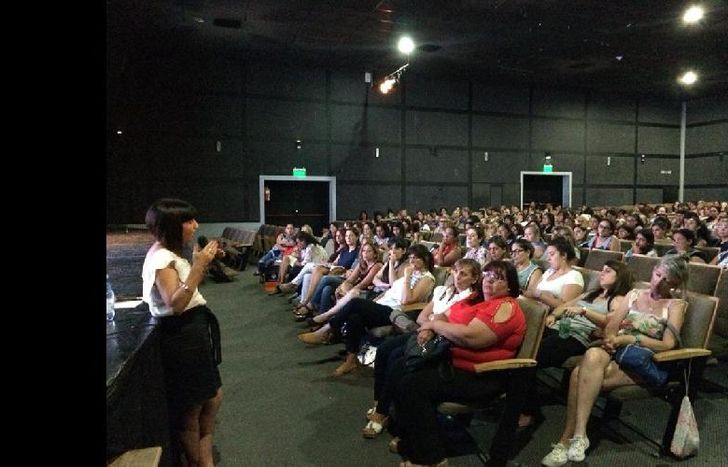 Las docentes, en el Teatro del Municipio de Lomas.