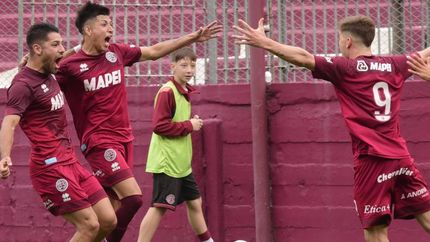 Segovia festeja el gol de la victoria. Segovia festeja el gol de la victoria.