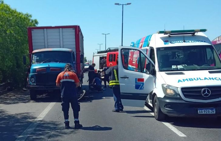 Bomberos, Policía, Emergencias Lomas, Defensa Civil y Tránsito intervinieron en el lugar.