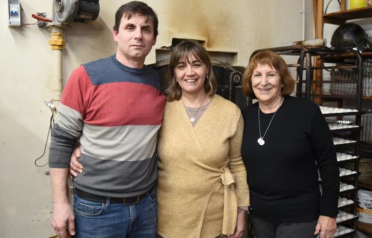 Fernando, Karina y Nilda, los vecinos que mantienen de pie la tradicional confitería.