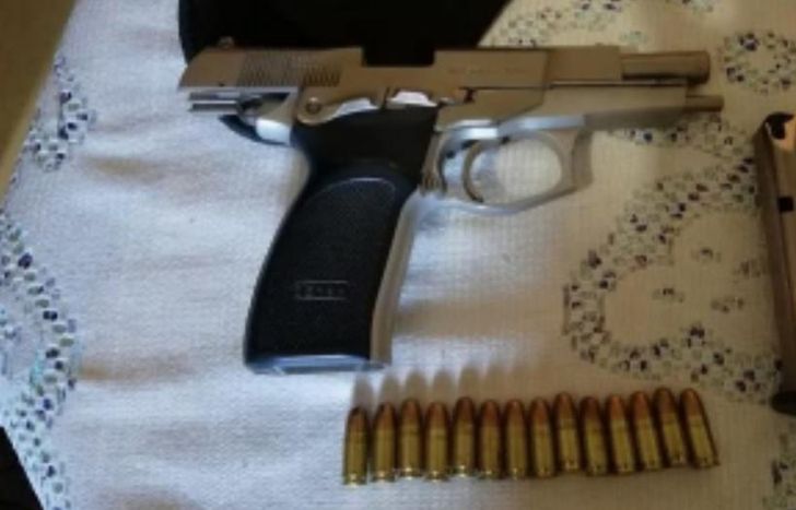 La Policía secuestró un arma de fuego en poder del sospechoso.