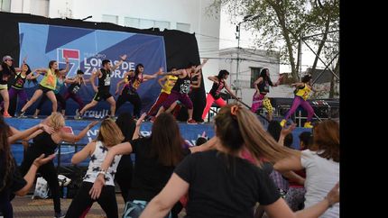 El sábado hubo una master class de zumba con una gran cantidad de vecinas y vecinos que le hicieron frente a la lluvia.