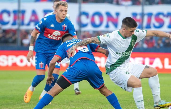 Quirós cubre la pelota sobre el lateral.