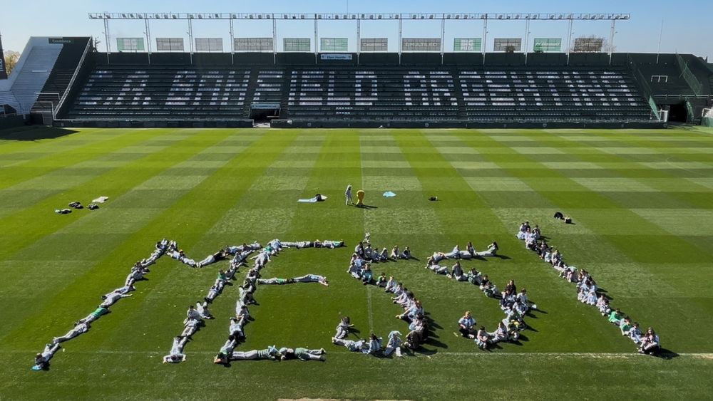 Más de 130 alumnos, junto a sus familias y docentes de Banfield formaron Messi.