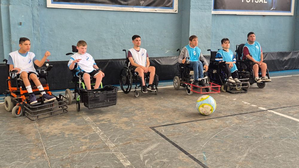 Los chicos del equipo Halcones de Temperley en pleno entrenamiento en el Club Atlético Temperley. Los chicos del equipo Halcones de Temperley en pleno entrenamiento en el Club Atlético Temperley.