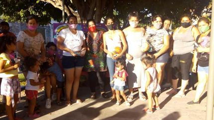 Los vecinos se acercan al espacio social para buscar ayuda.