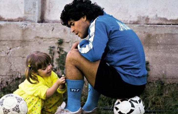 Una pequeña Dalma, junto a su papá.