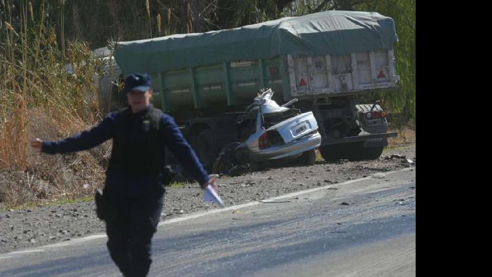 El auto quedó incrustado debajo del camión.