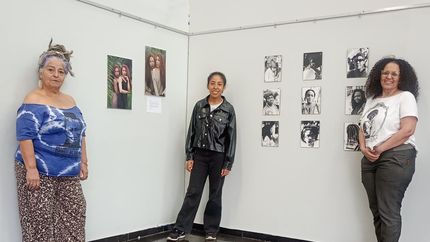 Somos más de lo que ves, aquí estamos es el nombre de la exposición en el foyer del Teatro.