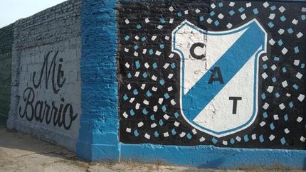 Es en uno de los paredones que dan al hospital.