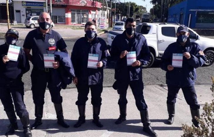 Los agentes, con sus vacunas.