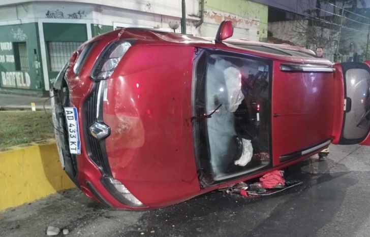 Uno de los autos terminó volcado.