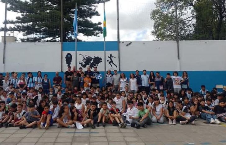 Van a brindar charlas y pintar murales de las islas.