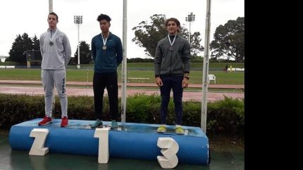 Con un tiempo de 10.17 segundos, se subió a lo más alto del podio.