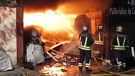 dos bomberos resultaron heridos tras un feroz incendio en un deposito de fiorito