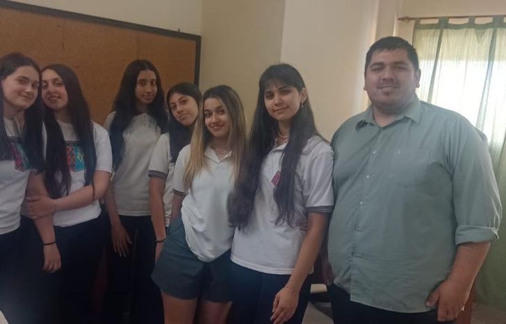 Las alumnas y el docente. El viernes 20 de octubre recibirán la premiación.