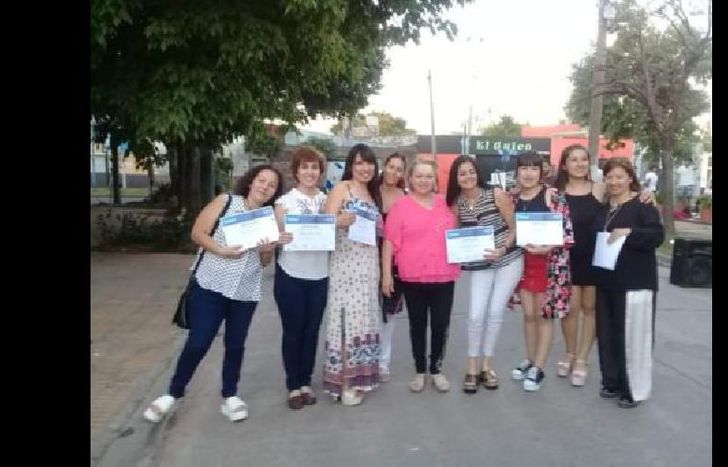 Parte de los alumnos de los más de 10 talleres que dicta el espacio.