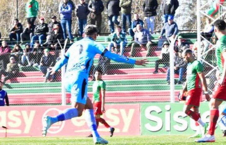 La pelota en la red y el festejo de Luis López.