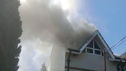 El incendio produjo una enorme nube de humo.