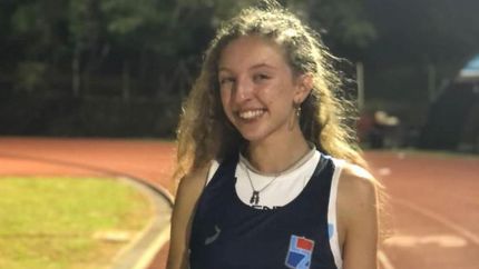 La lomense posó con la indumentaria del Municipio.