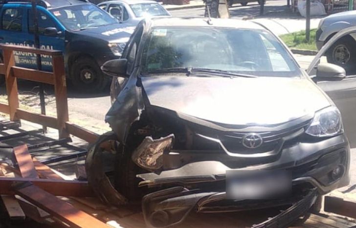 El auto terminó con el frente destrozado tras el choque,