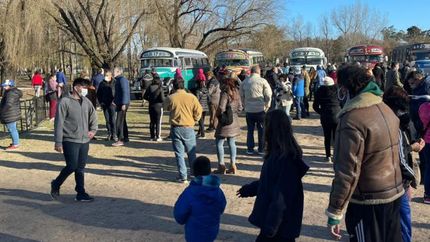 Cientos de vecinos pasaron a visitar la muestra solidaria.