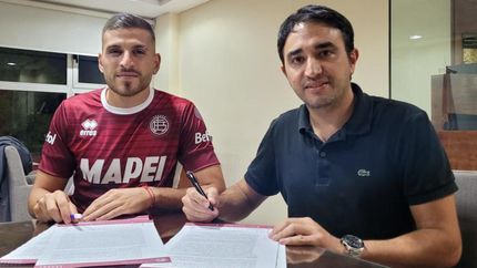 Fernández rubricando su contrato.