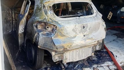 se incendio un taller de centenario: cuatro autos quemados y un herido