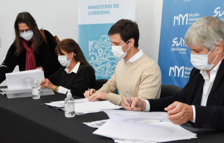 García, Mantegazza y Caputo, durante el acto.