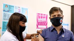 El primer gobernador en recibir la dosis.