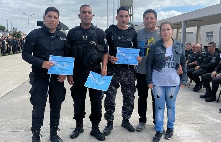 Los tres agentes fueron destacados por su heroica tarea.
