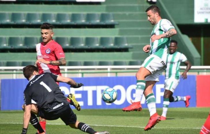 Pons en acción durante el amistoso con Argentinos Juniors.