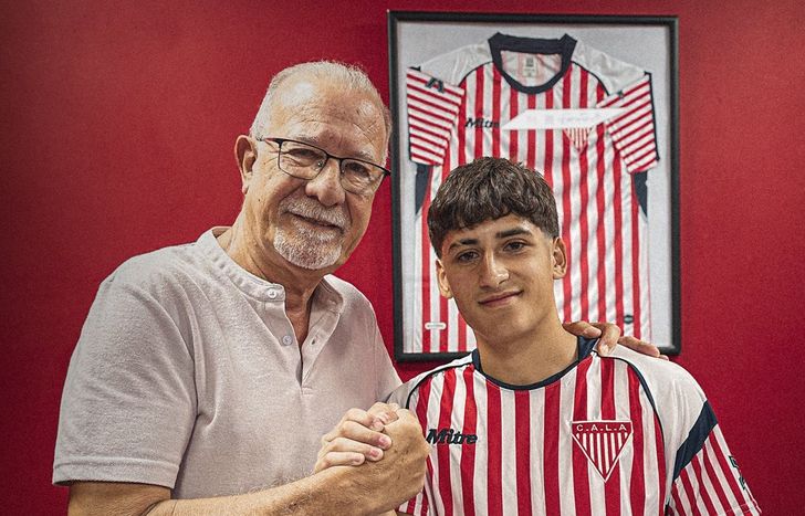 Valdez Chamorro, junto al presidente Plaini, firmó su contrato con Los Andes.