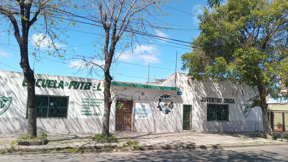 El club Juventud Unida de Villa Galicia se ubica en Cerrito 1747.