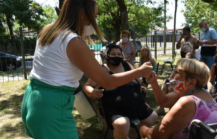 La intendenta junto a adultos mayores.