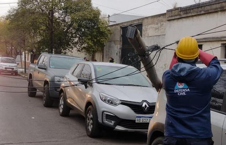 Defensa Civil Lomas trabajó en el lugar donde cayó el poste.