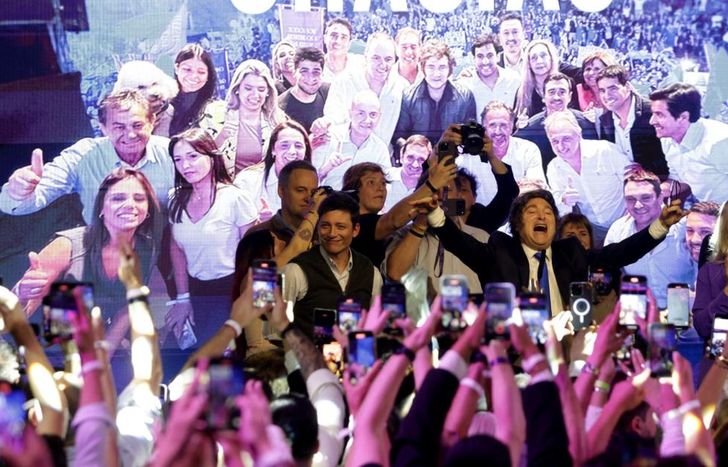 Hubo festejo en el búnker de LLA.