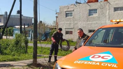 Defensa Civil trabajó en el lugar después de que el camión arrastrara los cables.