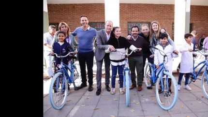 mas de 800 alumnos de distintos barrios de lomas ya recibieron sus bicicletas