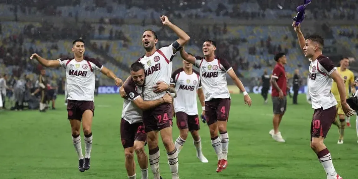 Carlos Izquierdoz, capitán y figura de Lanús.