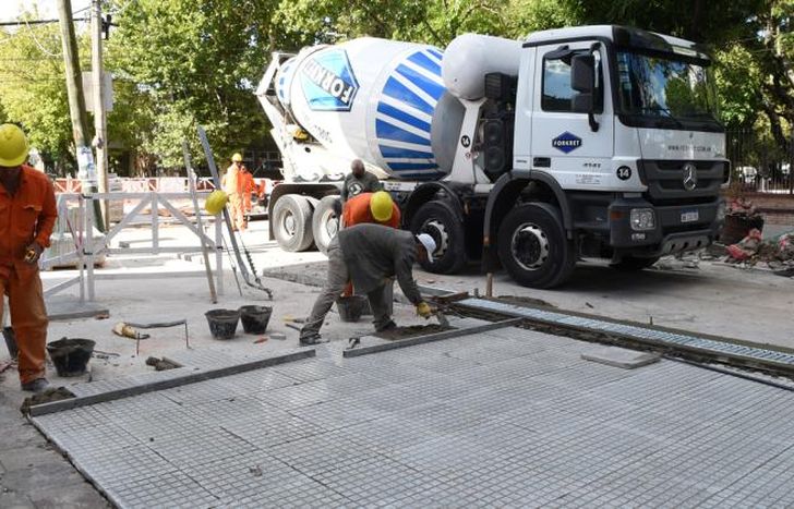 Las cuadrillas están terminando de colocar las baldosas.