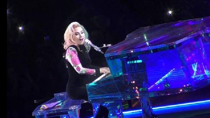 LA CANTANTE ES LA COORDINADORA.